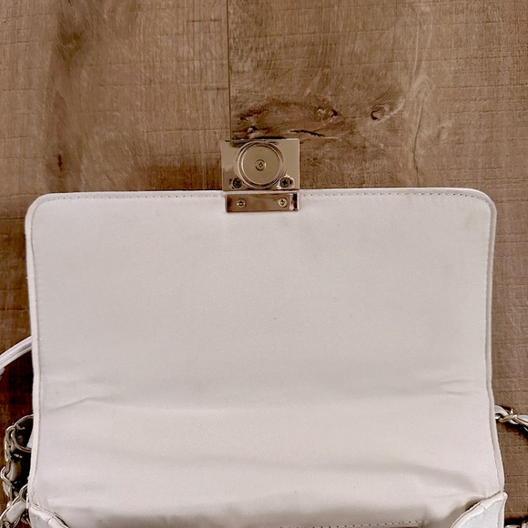 EUC GUESS Crossbody Flap Purse | Chevron Quilted | Cream and Gold - Picture 4 of 11